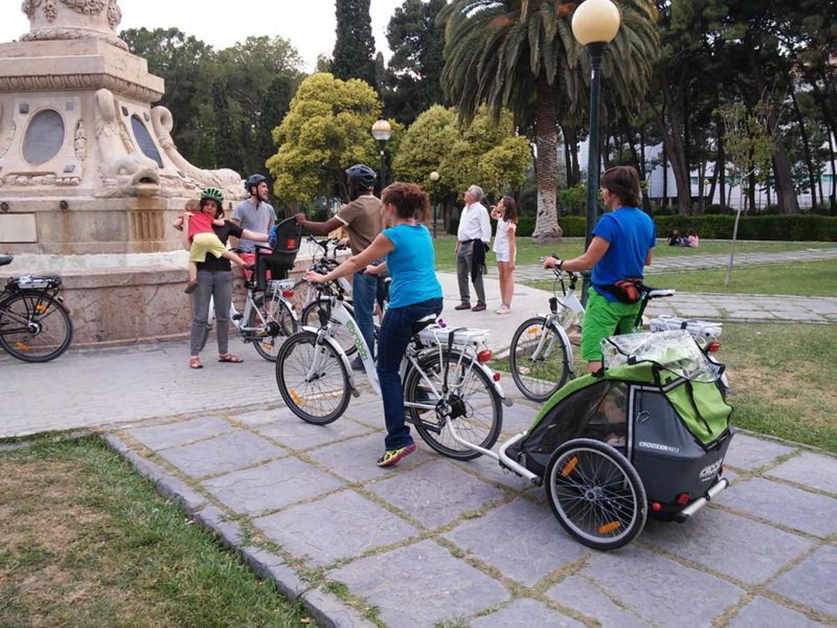 Lío entre la Policía Local de Zaragoza y una empresa de alquiler de bicicletas por la circulación de bicis con remolque: la normativa lo deja claro.