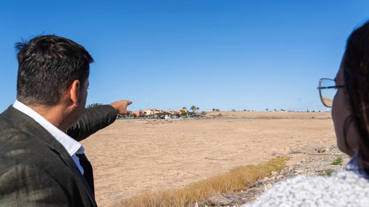 El primer teniente de alcalde, Alejandro Marichal, y la edil de Urbanismo, Davinia Ramírez, señalan las parcelas de uso público en Meloneras.
