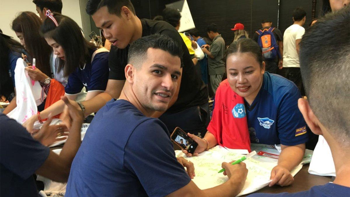 Marcenio, firmando autógrafos este viernes en Bangkok