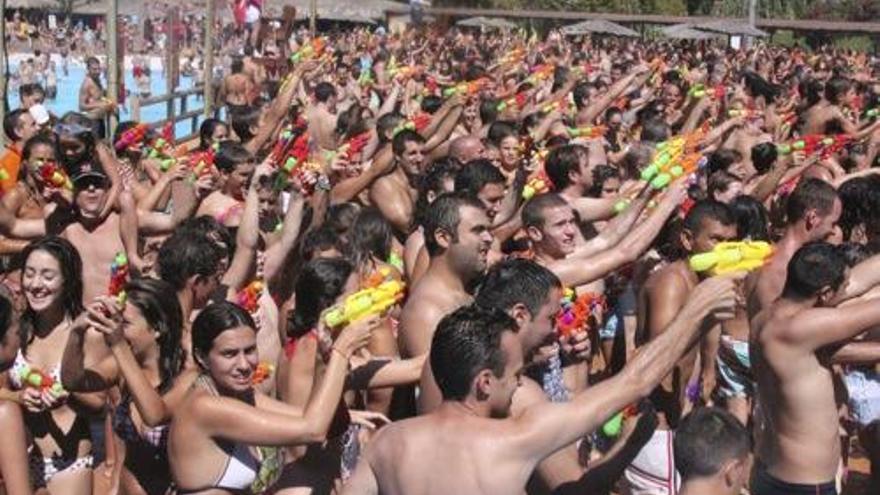 Más de 3.000 personas baten hoy en Benidorm (Alicante) el récord Guinness de bañistas utilizando pistolas de agua de forma continuada durante cinco minutos, requisito de tiempo establecido para lograr esta curiosa marca, han informado hoy fuentes municipales.