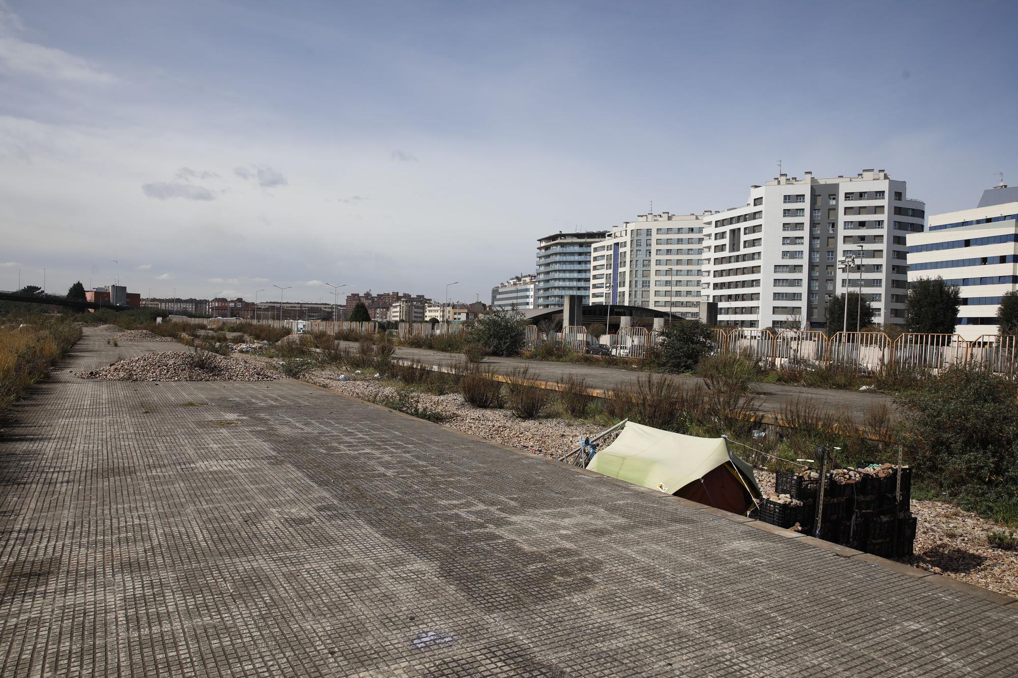 La situación del "solarón", suciedad y personas acampadas