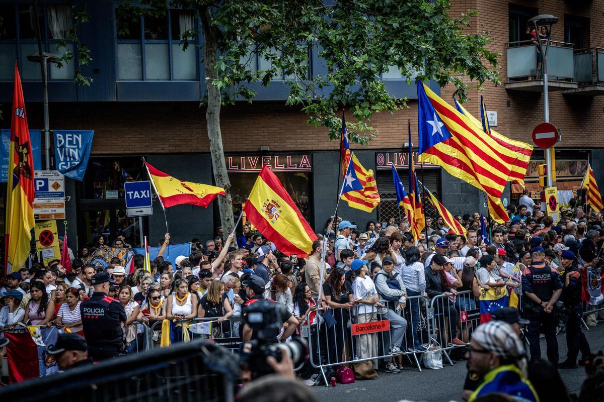 Banderas de España y estelades en las inmediaciones de la Sagrada Família durante la visita del Papa.
