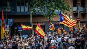 Banderas de España y estelades en las inmediaciones de la Sagrada Família durante la visita del Papa.
