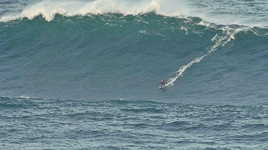 Un surfista, en una de las olas grandes de O Portiño.