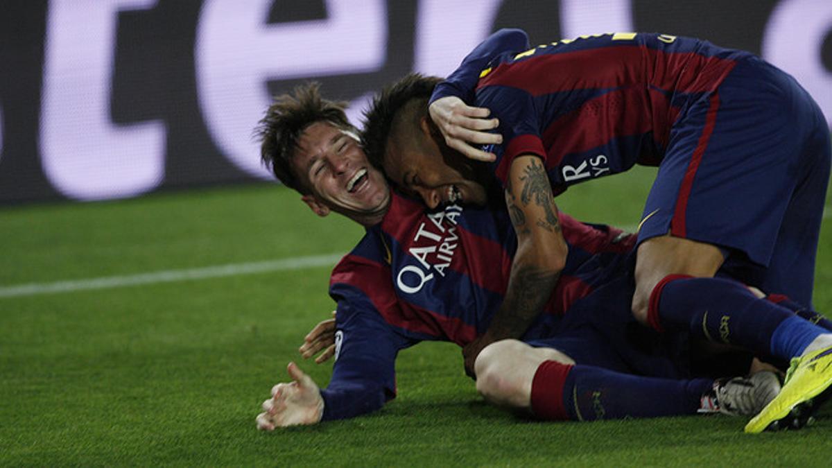 Neymar abraza a Messi tras uno de los goles del Barça ante el Bayern en el Camp Nou