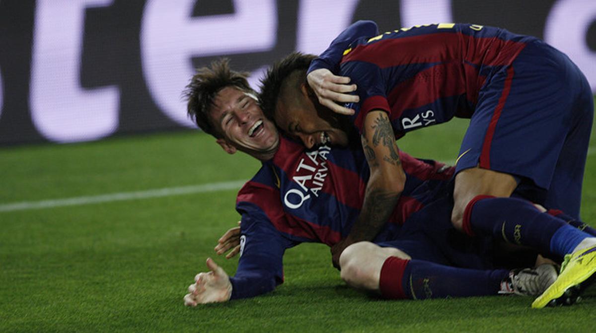 Neymar abraça Messi després d’un dels gols del Barça davant el Bayern al Camp Nou. Neymar abraça Messi després d’un dels gols del Barça davant el Bayern al Camp Nou.