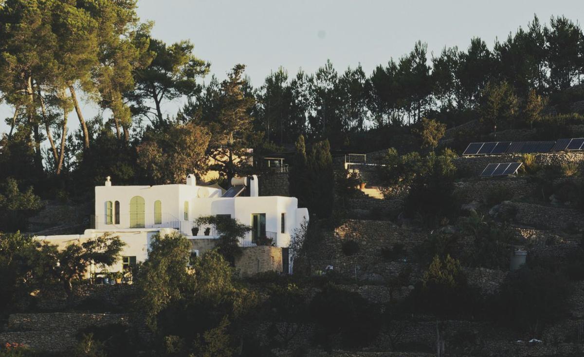 Casa ibicenca con paneles de energía fotovoltaica. | MARIO DOMINGUEZ