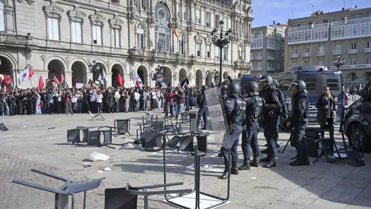 Vox se querella con el delegado del Gobierno por la contramanifestación de A Coruña, que tuvo el visto bueno de las fuerzas policiales