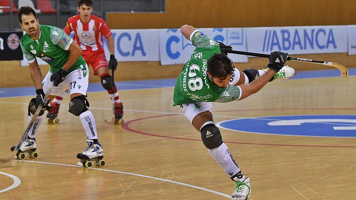 Roberto di Benedetto, bigoleador frente al Girona, golpea la bola en presencia de Adroher. |  // VÍCTOR ECHAVE