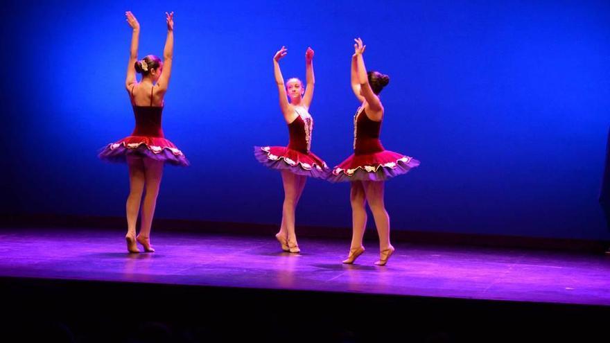 Las bailarinas de Miriam Chamorro y Mónica Núñez, ayer, sobre el escenario del Palacio Valdés.