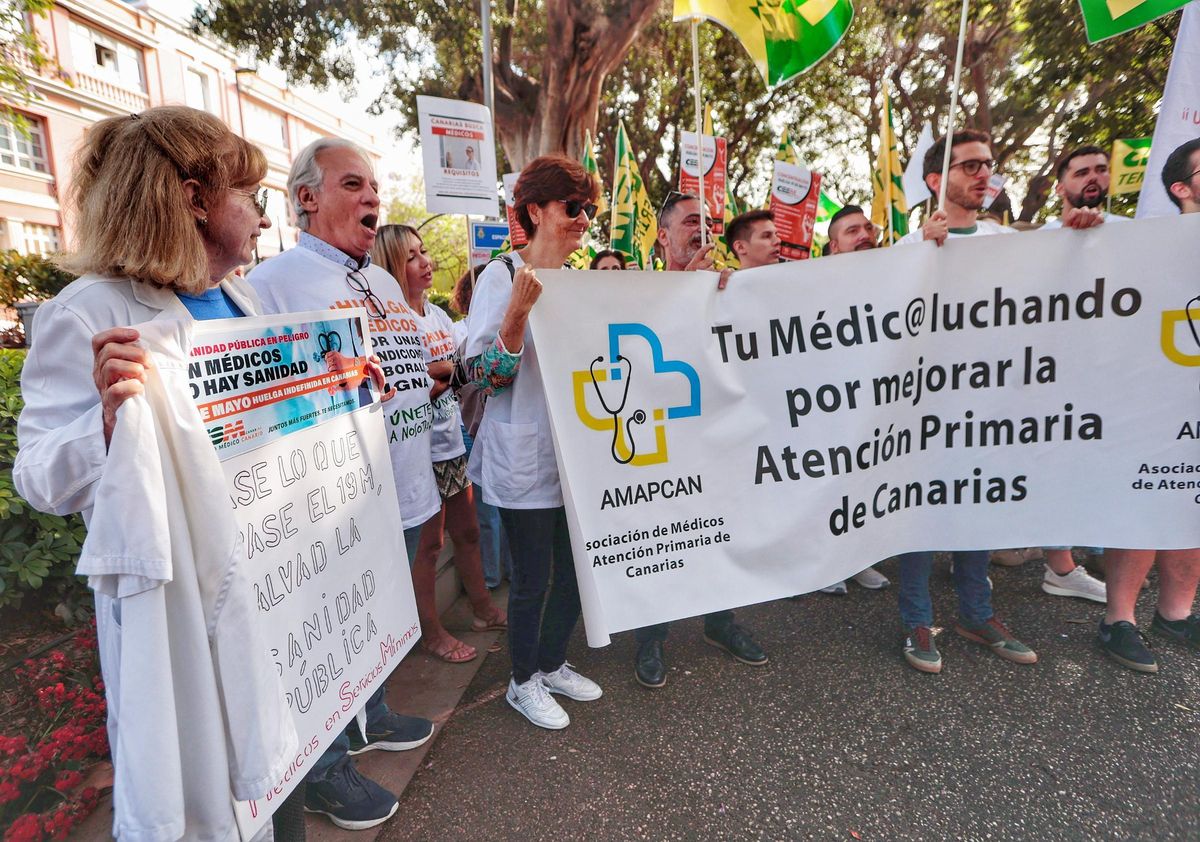 Primera jornada de huelga de médicos en Canarias. Manifestación en el exterior de la sede de la Consejería de Sanidad.