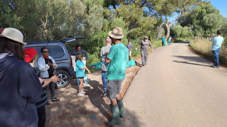 Voluntarios extraen 22 bolsas de residuos del torrente de Solleric