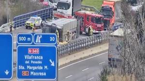 El camión accidentado en la AP-7, en dirección a Tarragona.