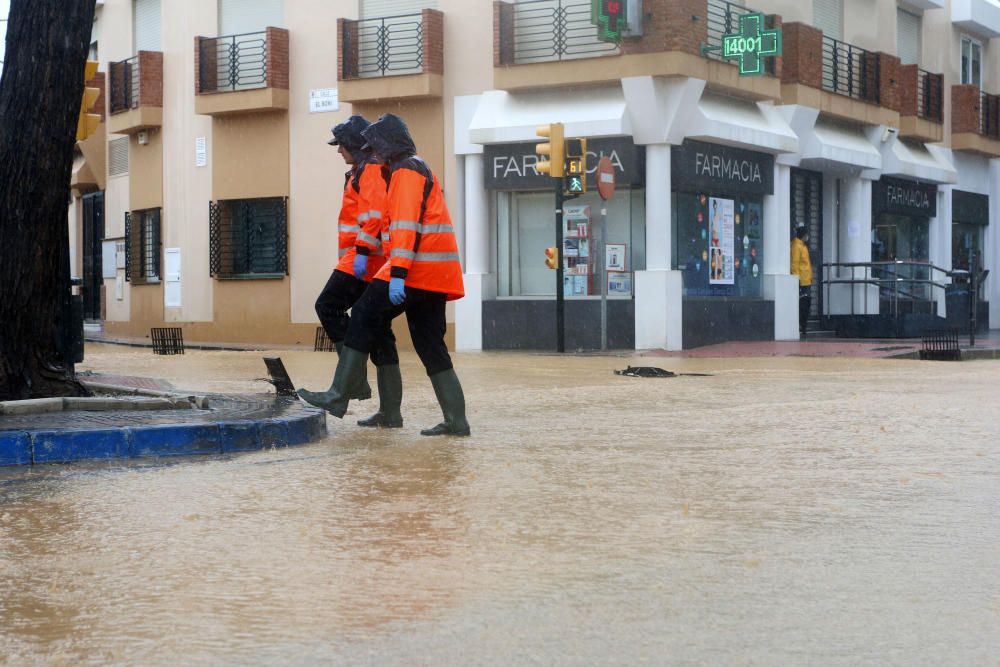 De nuevo, como a comienzos de año, el distrito de Campanillas ha sido el mas castigado por la acumulación de agua, desbordándose arroyos y anegándose muchas de sus calles.
