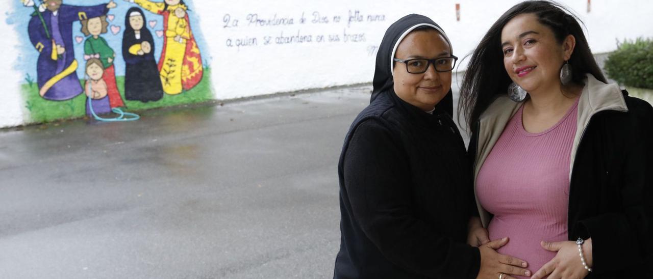 La hermana Gema Gordillo, junto a Julieth Galeano, a punto de dar a luz a su hija Mariana, ayer, en la Casa de Acogida de La Guía. | Á. González