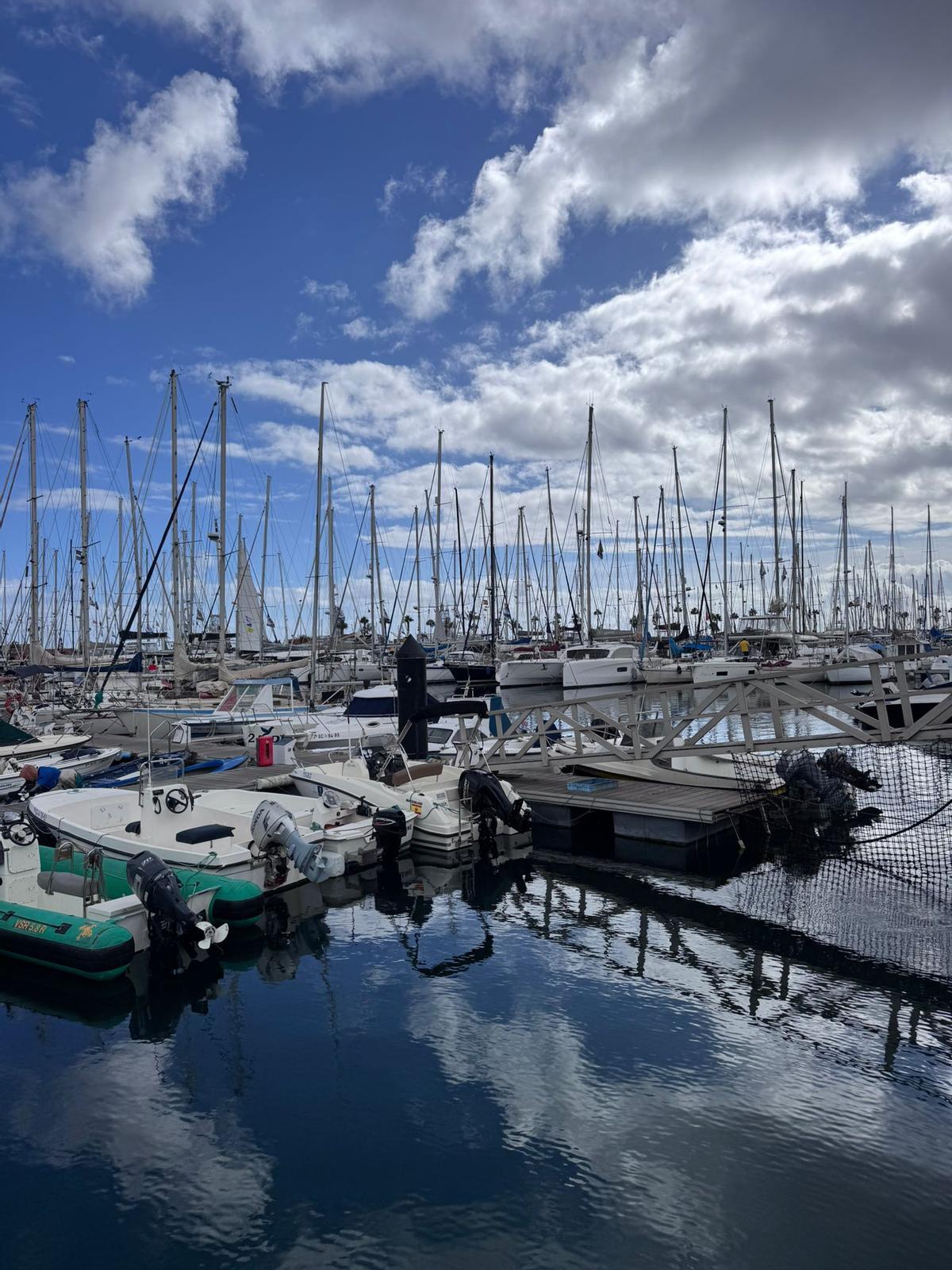 Barcos atracados en el Muelle Deportivo, entre los que se encuentran ya varias embarcaciones participantes