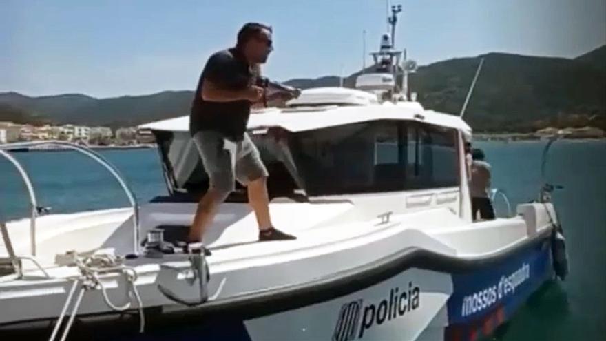 El trabajador que se burló de los Mossos sobre su embarcación pide disculpas