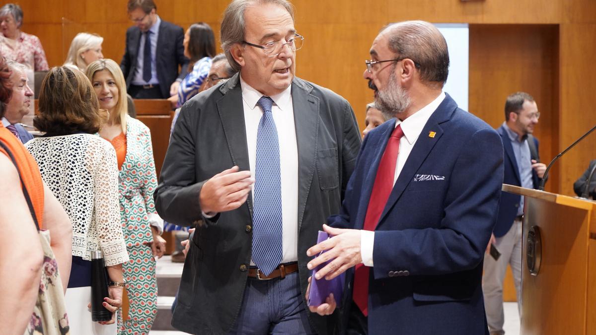 El consejero Carlos Pérez Anadón y Javier Lambán charlan antes del comienzo de un pleno.