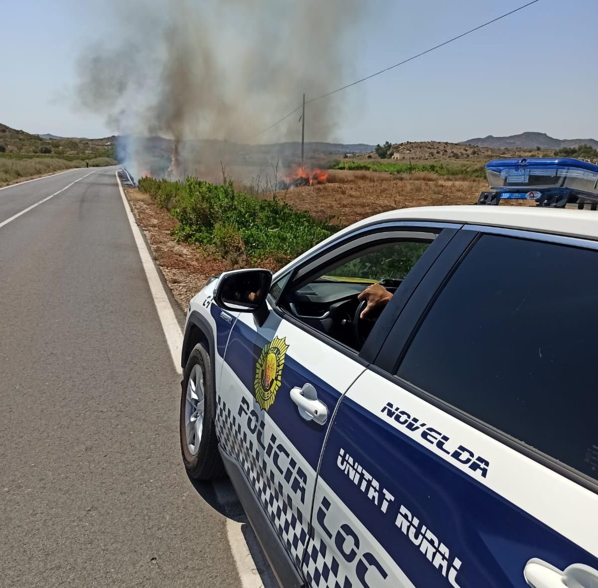 Dos patrullas de la Policía Local de Novelda han cortado el tráfico.