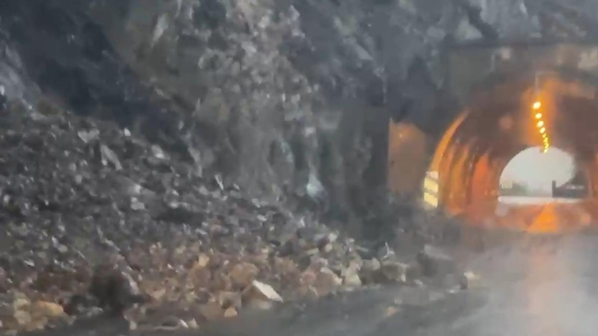 Un argayo corta uno de los dos carriles de la carretera de Calabazos