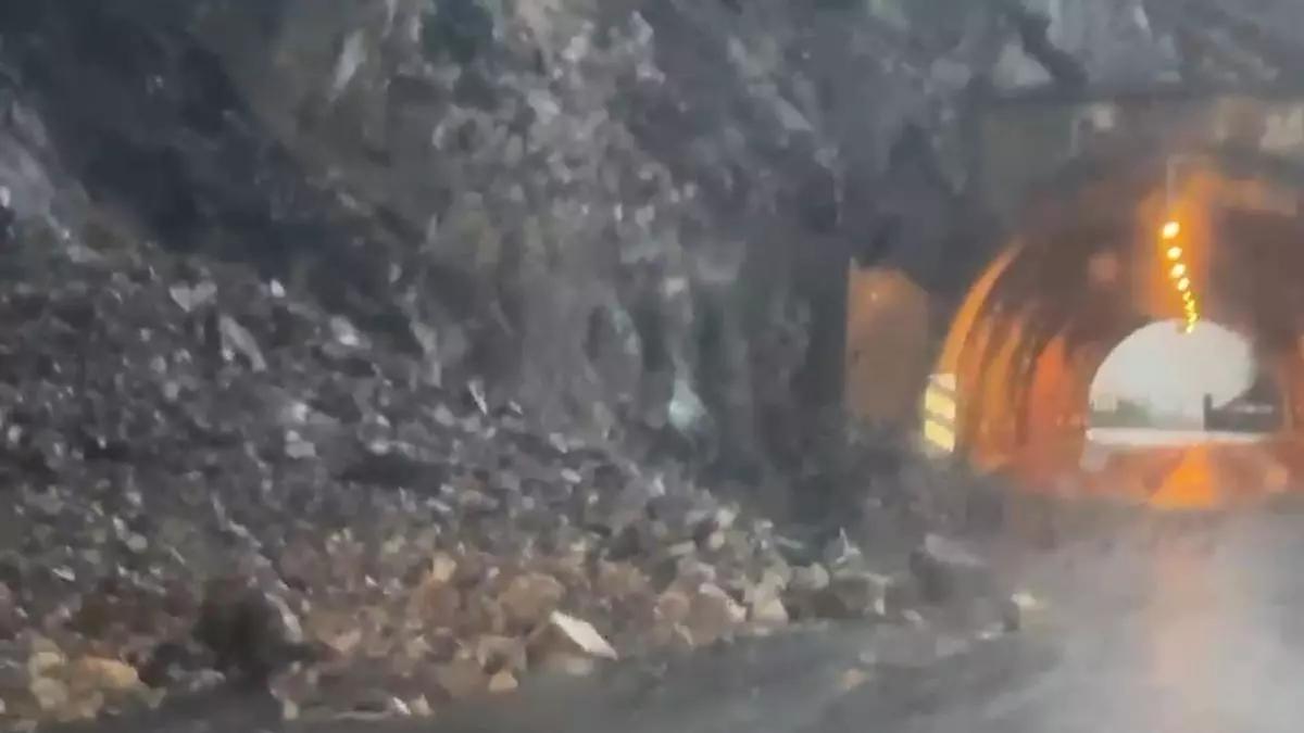 Las lluvias provocan varios argayos en la carretera de Calabazos en el Corredor del Narcea