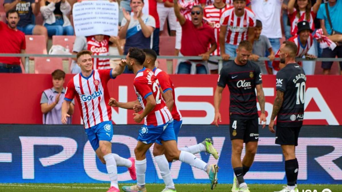 Los jugadores del Girona celebran un gol ante Darder y Van der Heyden.