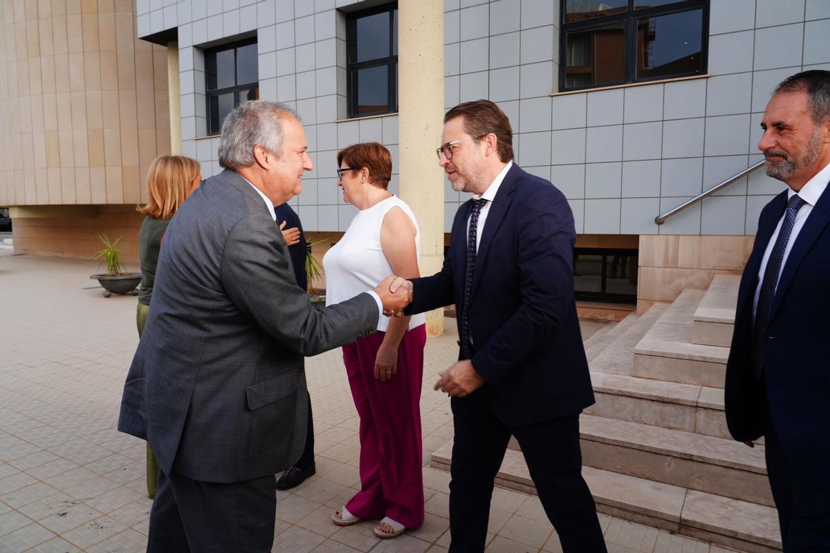 Jordi Hereu visita la sede de la patronal cerámica