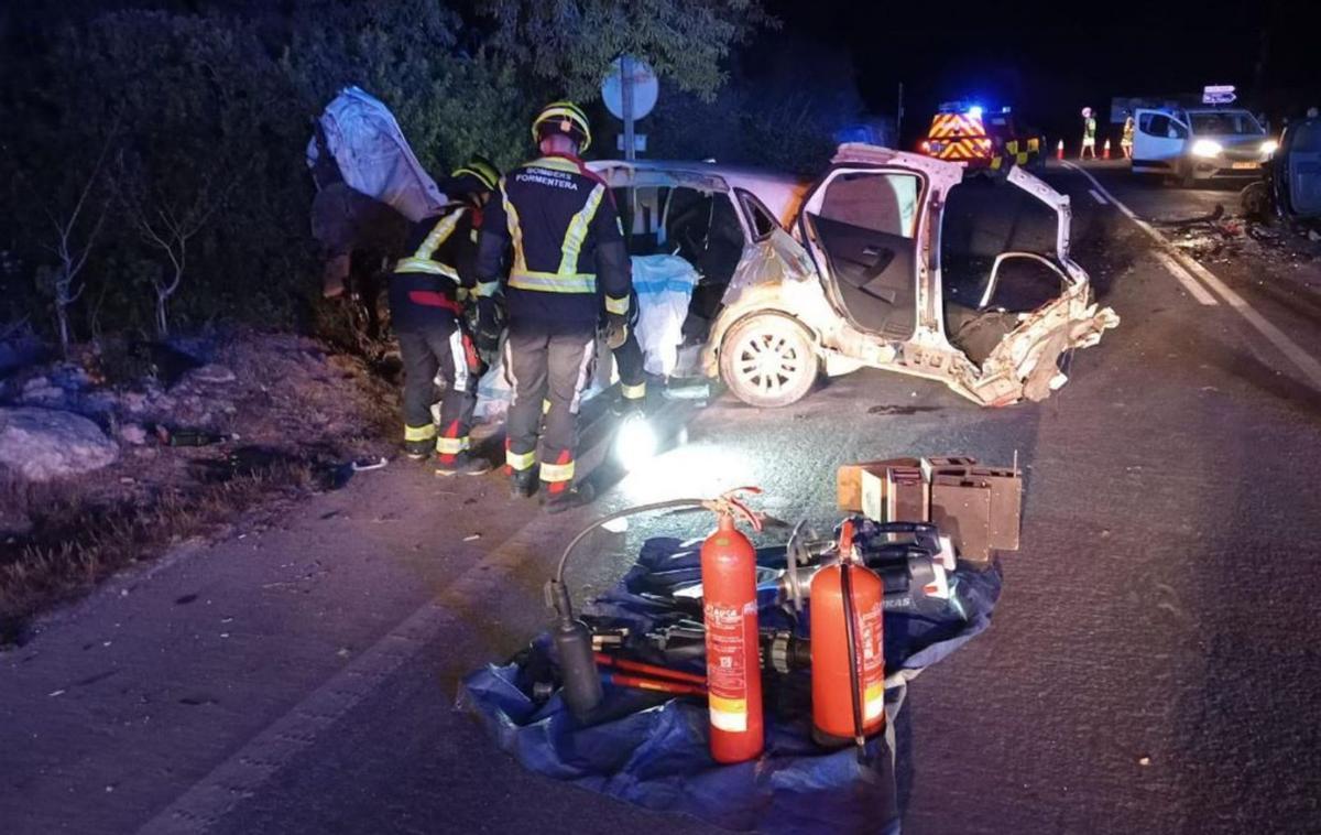 Coche destrozado tras un accidente en el que falleció un joven en Formentera el 21 de agosto. | DI