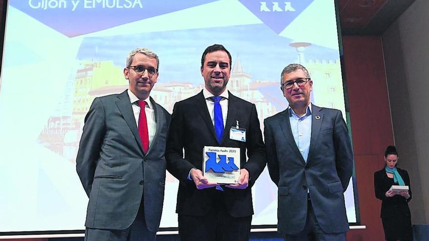 Un instante de la recogida del premio