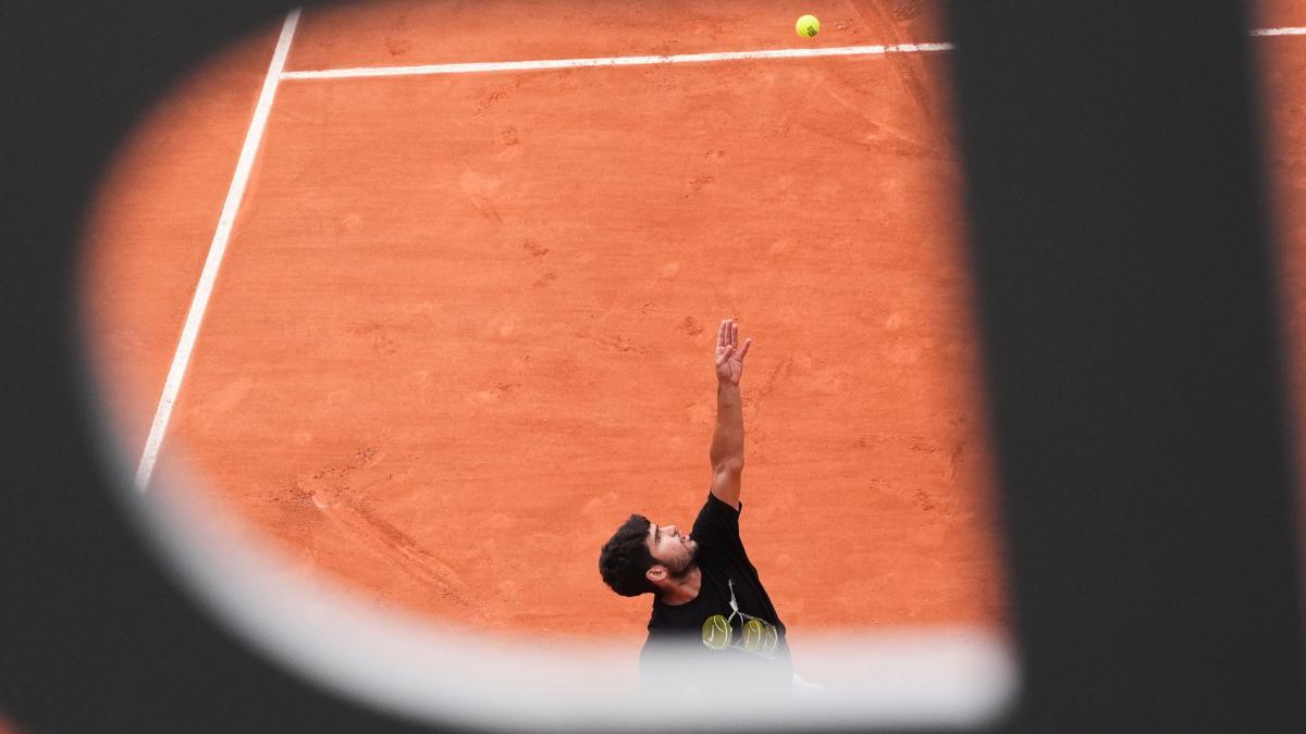 Alcaraz durante sus primeros entrenamientos antes de empezar el torneo en Roland Garros