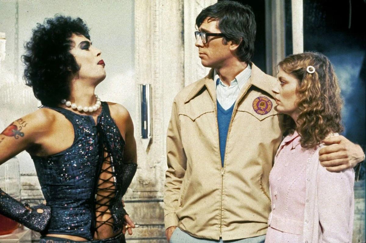 Tim Curry, con Barry Bostwick y Susan Sarandon, en ‘The Rocky Horror Picture Show’.
