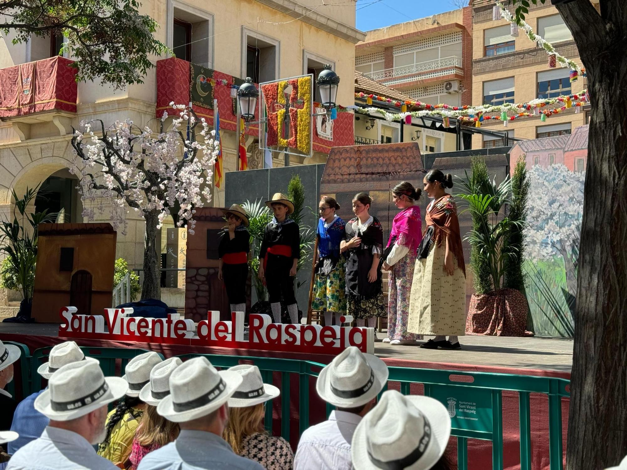 LAs imágenes del cierre a las Fiestas de San Vicente con la representación de "Els Miracles de Sant Vicent" y el Baile del Farol