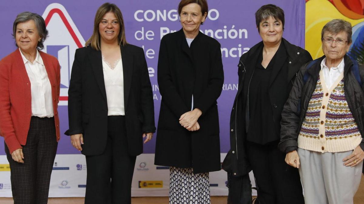 Por la izquierda, María Jesús Álvarez, Gimena Llamedo, Carmen Moriyón, la economista y feminista Carmen Castro y Eulàlia Lledó, antes de la inauguración del congreso en el recinto ferial Luis Adaro.