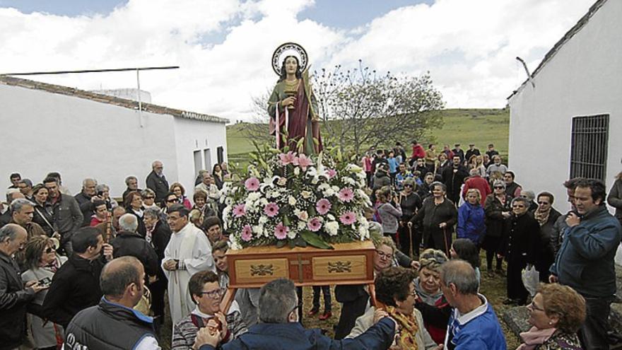 Santa Lucía celebra su procesión junto a decenas de romeros cacereños