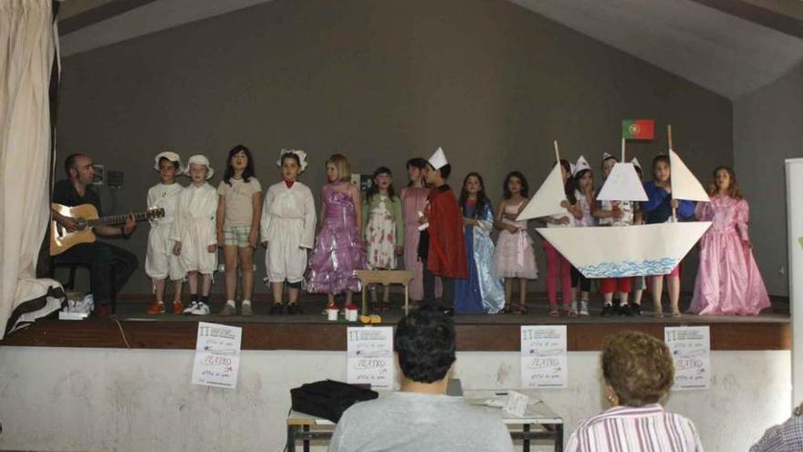 Alumnos de Almaraz de Duero durante una representación teatral.