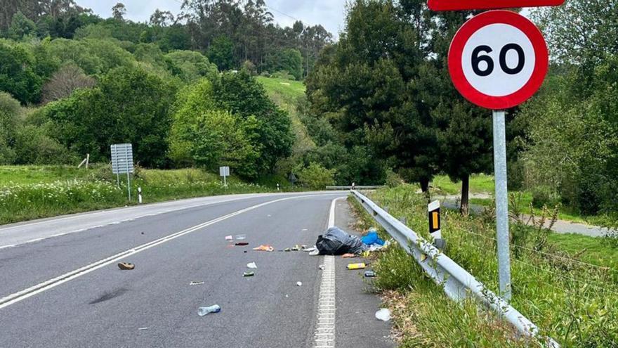 Denuncian un vertido de basura en la EP-7001 dirección A Estrada, a la altura de la parroquia de Nigoi