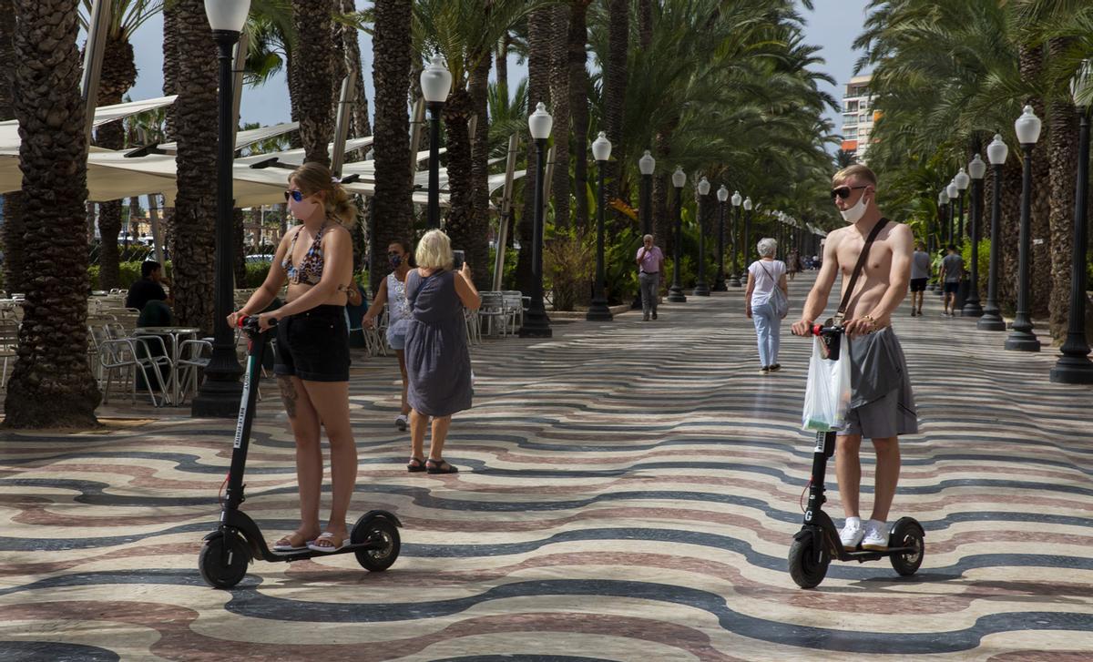 patinetes eléctricos en la explanada.
