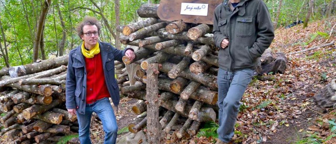 Por la izquierda, Harald Scherz y Leandro Meléndez junto a los troncos donde crecen las setas shiitake.