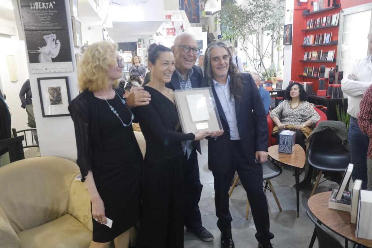 Fernando Delgado recibe el Premio Amic Amat en la Librería Ramon Llull