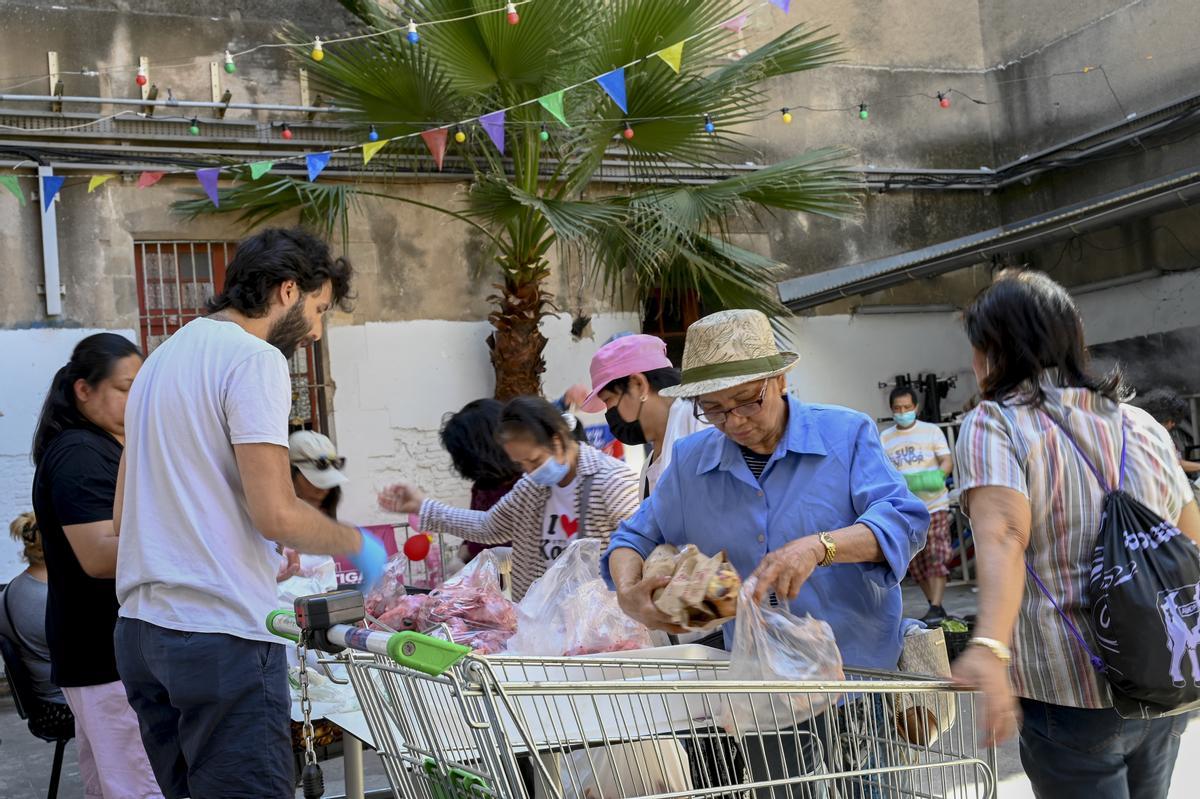 Entrega de alimentos de la Xarxa del Raval en la Antiga Escola Massana, un sábado de junio.