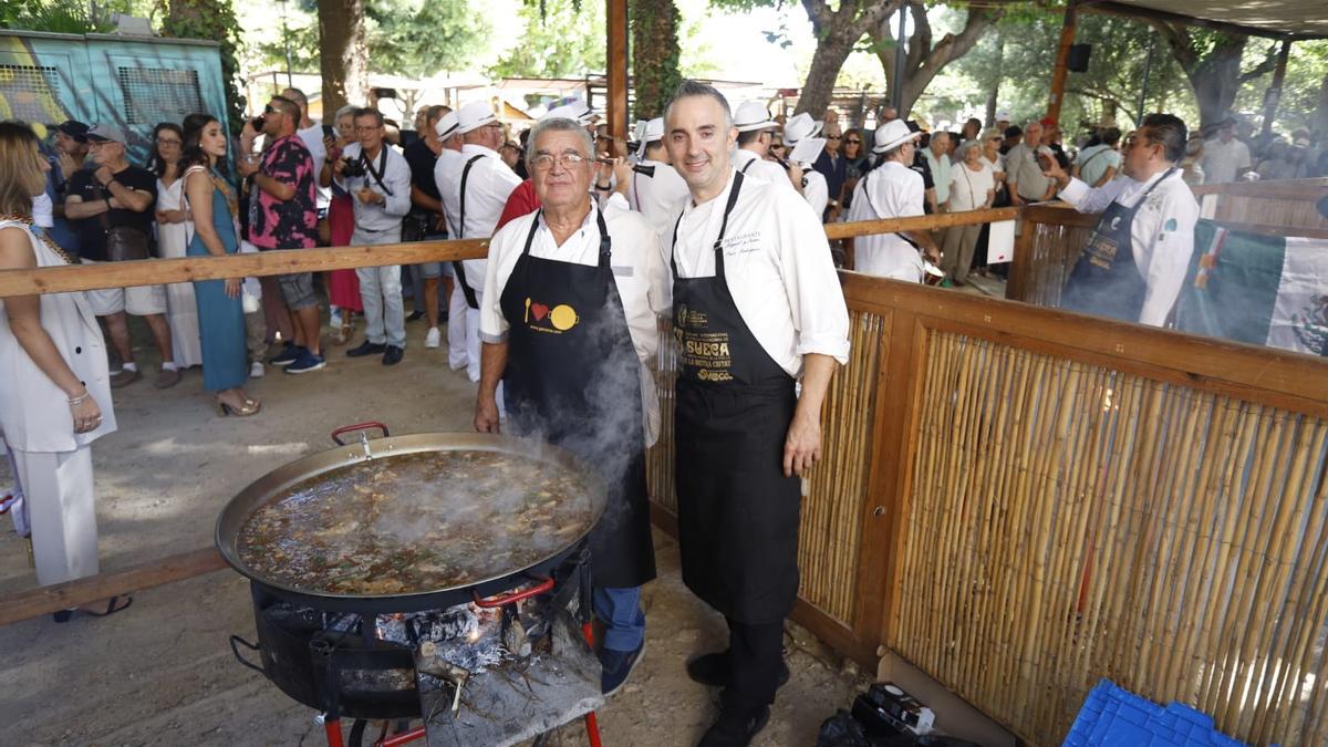 El restaurante Miguel y Juani de l'Alcúdia gana el concurso de paellas de Sueca