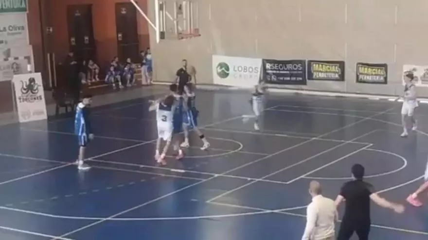El jugador que agredió al árbitro ya había pegado a otro jugador antes