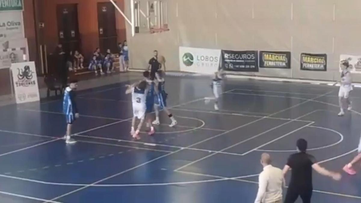 El jugador que agredió al árbitro ya había pegado a otro jugador antes