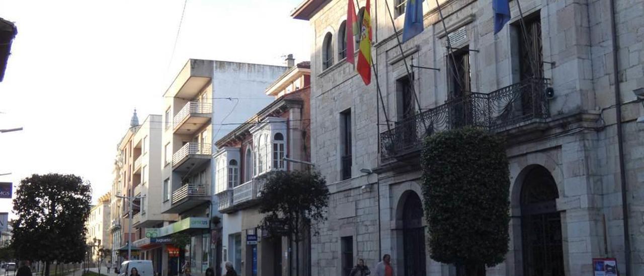 Varias personas, paseando ante el Ayuntamiento de Llanes ayer.