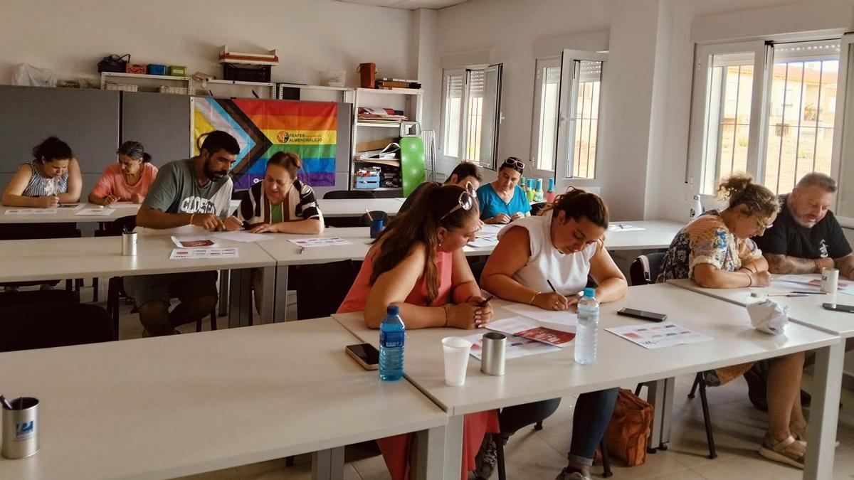 Un grupo de usuarios trabajando este verano en la nueva sede de Feafes Salud Mental Almendralejo.