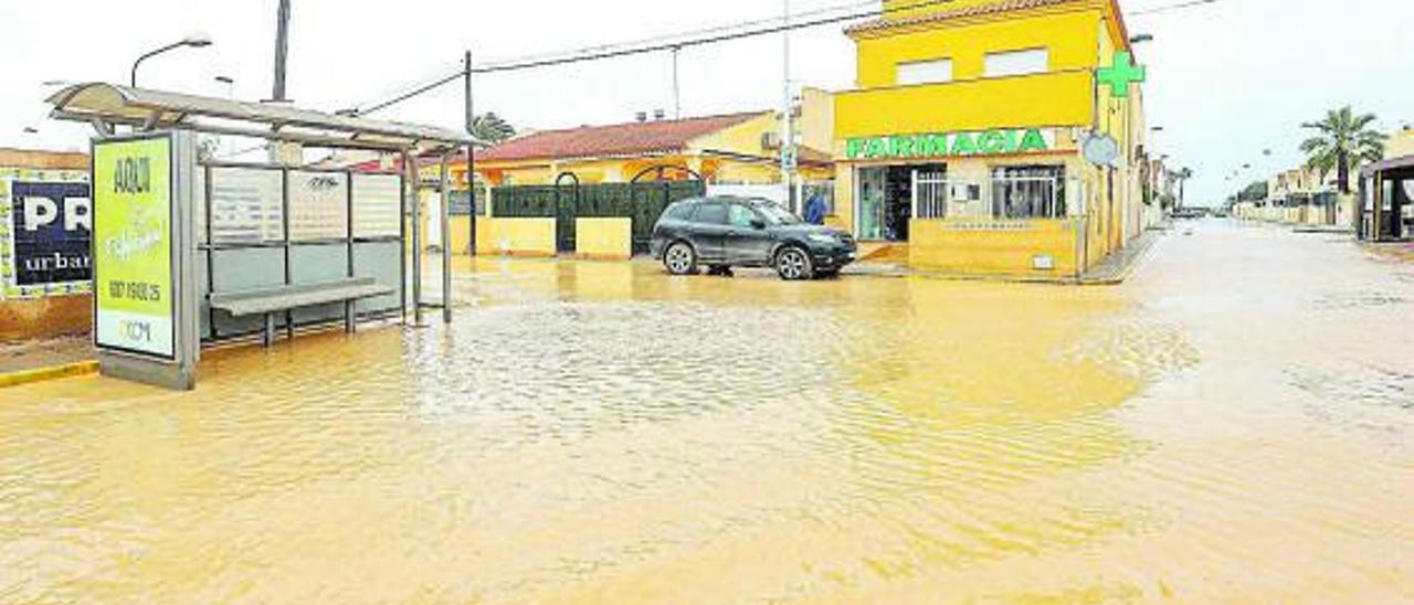 El Mojón anegado por agua y barro en uno de los últimos episodios de lluvias.  | TONY SEVILLA