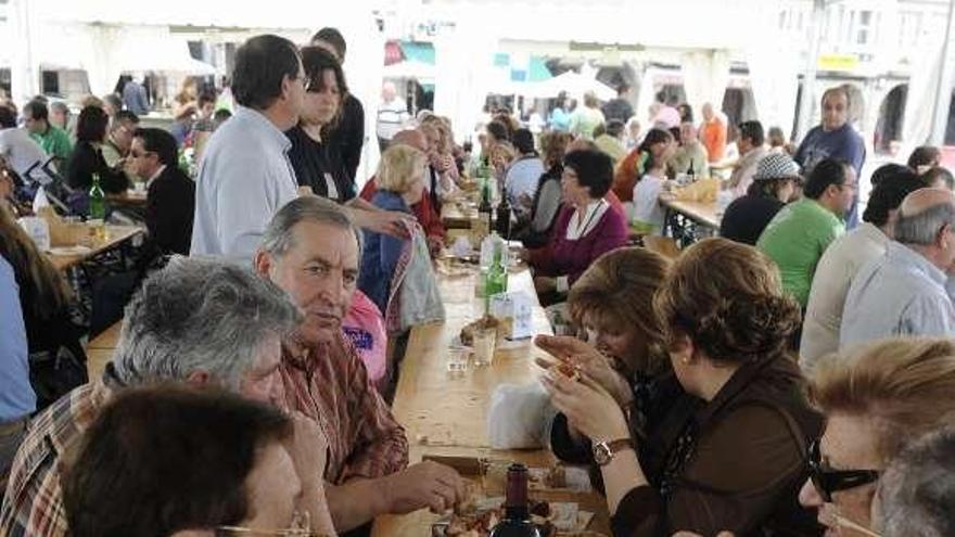 Asistentes a la última edición de la Festa do Viño. / víctor echave