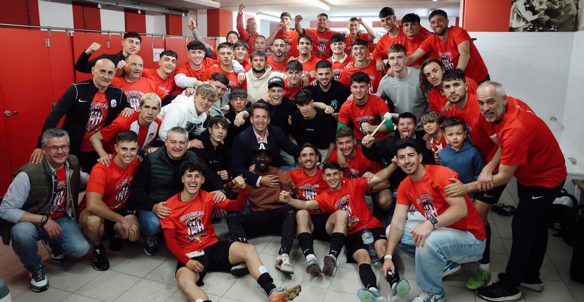 Celebración del ascenso en el vestuario del Fonrás.