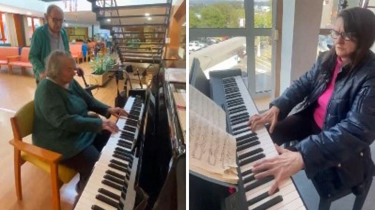 Isabel, acompañada de la voz de un residente, y Olga interpretan su música en el piano ya afinado del CRAPD II de Vigo.