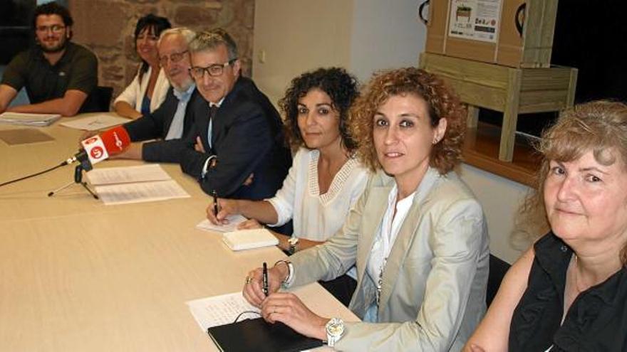 D&#039;esquera a dreta, Esteve Sanllehí, Joana Tubau, Josep Alabern, Joan Ramon Perdigó, Mari González, Cristina Arespa i Pura Alfonso, ahir al Centre d&#039;Interpretació de l&#039;Aigua de Can Font